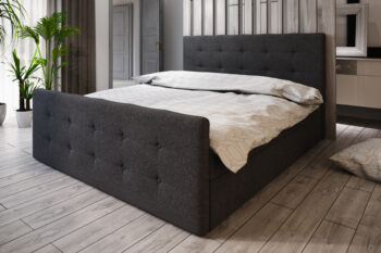 Štýlová a elegantná posteľ MERENGE, patrí medzi moderné manželské postele. Výrazným dizajnovým prvkom je jej čelo, ktoré tiež ochráni vašu stenu pred oderom.Posteľ je čalúnená. Použitá je kvalitná látka COSMIC 100. Disponuje praktickým úložným priestorom. Súčasťou postele je bonelový matrac a rošt. Pre väčší komfort si môžete dokúpiť praktický vrchný krycí matrac TOPPER (viď. doporučené produkty).Celkové rozmery postele (š,v,h): 145 x 102 x 216 cm. Výška predného čela postele: 56 cm. Výška spacej plochy 45 cm. Maximálna nosnosť postele: 240 kg.V našej ponuke nájdete aj ďalšie prevedenia a rozmery postelí MERENGE.Dodávame v demontovanom stave.