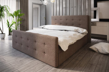 Štýlová a elegantná posteľ MERENGE, patrí medzi moderné manželské postele. Výrazným dizajnovým prvkom je jej čelo, ktoré tiež ochráni vašu stenu pred oderom.Posteľ je čalúnená. Použitá je kvalitná látka COSMIC 800. Disponuje praktickým úložným priestorom. Súčasťou postele je bonelový matrac a rošt. Pre väčší komfort si môžete dokúpiť praktický vrchný krycí matrac TOPPER (viď. doporučené produkty).Celkové rozmery postele (š,v,h): 145 x 102 x 216 cm. Výška predného čela postele: 56 cm. Výška spacej plochy 45 cm. Maximálna nosnosť postele: 240 kg.V našej ponuke nájdete aj ďalšie prevedenia a rozmery postelí MERENGE.Dodávame v demontovanom stave.