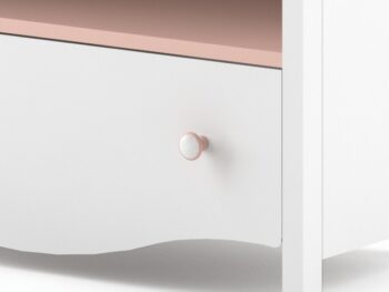 Detská 2-dverová skriňa s vonkajšou policou a zásuvkou z atraktívneho detského sektoru MILA. Poskytuje priestranný úložný priestor na všetky potrebné detské veci.Skriňa je vyrobená z kvalitnej LTD dosky, ktorá je ľahká na údržbu. Ohraničená je ABS páskou. Na tomto sektore určite oceníte kombináciu bielej farby so sladkou ružovou, ktorá je vhodná nielen pre malé dievčatá, ale aj veľké slečny. Tento sektor má nádych provensálskeho štýlu aj vďaka ozdobným dolným lištám. Hodí sa tak do vidieckeho ako aj mestského interiéru. Úchytky sú okrúhle plastové.Dodávané v demonte.