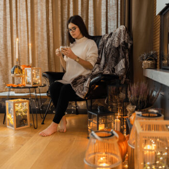 Drevený lampáš Miles Typ 1 s výškou 34,5 cm je elegantným doplnkom pre váš interiér. Tento moderný lampáš v prírodnej farbe kombinuje masívny bambus a kov, čo mu dodáva jedinečný vzhľad a zaručuje dlhú životnosť. Jeho nepravidelný tvar a svetlá farebnosť prinesú do vášho domova nádych prírody…