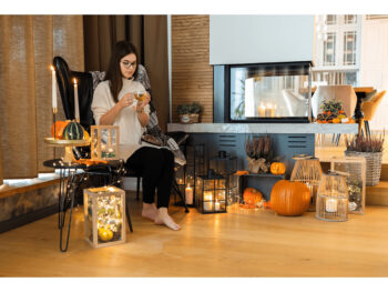 Drevený lampáš Miles Typ 1 s výškou 34,5 cm je elegantným doplnkom pre váš interiér. Tento moderný lampáš v prírodnej farbe kombinuje masívny bambus a kov, čo mu dodáva jedinečný vzhľad a zaručuje dlhú životnosť. Jeho nepravidelný tvar a svetlá farebnosť prinesú do vášho domova nádych prírody…