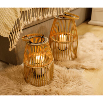 Drevený lampáš Miles Typ 1 s výškou 34,5 cm je elegantným doplnkom pre váš interiér. Tento moderný lampáš v prírodnej farbe kombinuje masívny bambus a kov, čo mu dodáva jedinečný vzhľad a zaručuje dlhú životnosť. Jeho nepravidelný tvar a svetlá farebnosť prinesú do vášho domova nádych prírody…