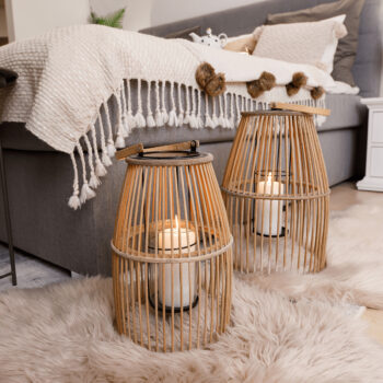 Drevený lampáš Miles Typ 1 s výškou 34,5 cm je elegantným doplnkom pre váš interiér. Tento moderný lampáš v prírodnej farbe kombinuje masívny bambus a kov, čo mu dodáva jedinečný vzhľad a zaručuje dlhú životnosť. Jeho nepravidelný tvar a svetlá farebnosť prinesú do vášho domova nádych prírody…