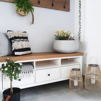 Drevený lampáš Miles Typ 1 s výškou 34,5 cm je elegantným doplnkom pre váš interiér. Tento moderný lampáš v prírodnej farbe kombinuje masívny bambus a kov, čo mu dodáva jedinečný vzhľad a zaručuje dlhú životnosť. Jeho nepravidelný tvar a svetlá farebnosť prinesú do vášho domova nádych prírody…