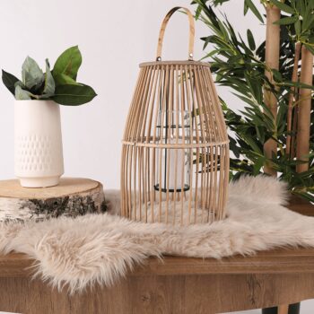 Drevený lampáš Miles Typ 2 s výškou 42,2 cm je elegantným doplnkom pre váš interiér. Tento moderný lampáš v prírodnej farbe kombinuje masívny bambus a kov, čím vytvára jedinečný vzhľad, ktorý sa hodí do rôznych štýlov zariadenia. Jeho nepravidelný tvar dodáva priestoru dynamiku a zaujme každého…