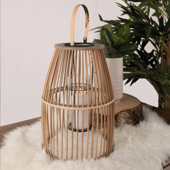 Drevený lampáš Miles Typ 2 s výškou 42,2 cm je elegantným doplnkom pre váš interiér. Tento moderný lampáš v prírodnej farbe kombinuje masívny bambus a kov, čím vytvára jedinečný vzhľad, ktorý sa hodí do rôznych štýlov zariadenia. Jeho nepravidelný tvar dodáva priestoru dynamiku a zaujme každého…