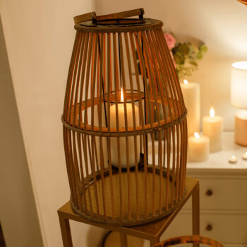 Drevený lampáš Miles Typ 2 s výškou 42,2 cm je elegantným doplnkom pre váš interiér. Tento moderný lampáš v prírodnej farbe kombinuje masívny bambus a kov, čím vytvára jedinečný vzhľad, ktorý sa hodí do rôznych štýlov zariadenia. Jeho nepravidelný tvar dodáva priestoru dynamiku a zaujme každého…