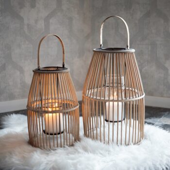 Drevený lampáš Miles Typ 2 s výškou 42,2 cm je elegantným doplnkom pre váš interiér. Tento moderný lampáš v prírodnej farbe kombinuje masívny bambus a kov, čím vytvára jedinečný vzhľad, ktorý sa hodí do rôznych štýlov zariadenia. Jeho nepravidelný tvar dodáva priestoru dynamiku a zaujme každého…