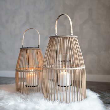 Drevený lampáš Miles Typ 2 s výškou 42,2 cm je elegantným doplnkom pre váš interiér. Tento moderný lampáš v prírodnej farbe kombinuje masívny bambus a kov, čím vytvára jedinečný vzhľad, ktorý sa hodí do rôznych štýlov zariadenia. Jeho nepravidelný tvar dodáva priestoru dynamiku a zaujme každého…