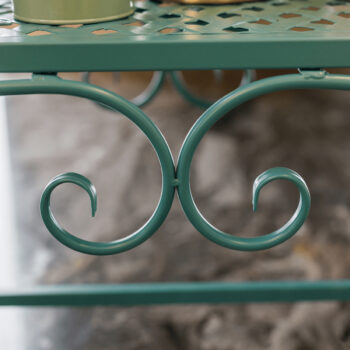 Objavte eleganciu a funkčnosť s kovovým stojanom na kvety Mirala v modernom odtieni neo mint. Tento štýlový doplnok je ideálny pre každého, kto chce vniesť do svojho interiéru kúsok prírody a zároveň zachovať moderný vzhľad. Stojan je vyrobený z kvalitného kovu, čo zaručuje jeho dlhú životnosť…