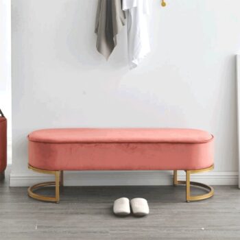 Čalúnená lavica Mirila New v elegantnej ružovej farbe (Velvet) so zlatými detailmi je ideálnym doplnkom pre váš interiér. Táto moderná lavica od značky KONDELA kombinuje štýlový dizajn s praktickosťou, čím sa stáva skvelým riešením pre predsiene alebo iné obytné priestory.