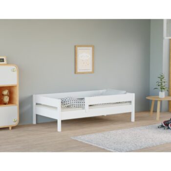 Detská posteľ MIX je praktickým a elegantným riešením pre každú detskú izbu, pričom biele farebné prevedenie dodá miestnosti svetlosť a útulnosť. Vyrobená je z kombinácie masívneho borovicového dreva a kvalitnej DTD dosky, pričom všetky hrany sú zabezpečené odolnou ABS páskou. Posteľ má rozmery …