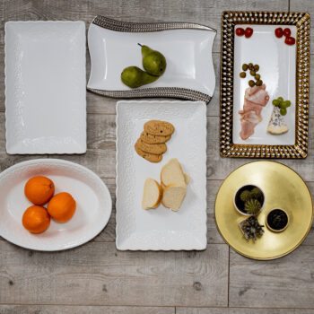 Predstavujeme vám elegantný servírovací tanier Modaf Typ 1, ktorý je ideálnym doplnkom pre každú modernú domácnosť. Tento tanier vyniká svojím čistým bielym prevedením, ktoré sa ľahko kombinuje s akýmkoľvek interiérom a dodáva stolovaniu nádych sofistikovanosti.