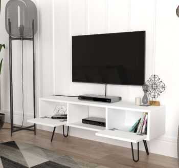 Predstavujeme MONDA, TV stolík, ktorý prináša elegantný a moderný dizajn do vašej obývačky. Tento úzky a štýlový nábytok v bielej farbe je navrhnutý tak, aby poskytoval praktické a estetické riešenie pre vaše multimediálne zariadenia a ďalšie potreby.Detailné špecifikácieTyp tovaru: TV stolíkMateriál: Kvalitné LTD a kov, s hrúbkou materiálu 18 mm, zaisťujúce odolnosť a dlhú životnosť.Rozmery: 120 x 43.1 x 29.5 cm, ideálny pre moderné a kompaktné obývacie priestory.Farba: Elegantná biela, ktorá pridáva sviežosť a čistotu vášmu interiéru.Vybavenie: Regálka a skrinky, poskytujúce dostatok úložného priestoru pre elektroniku, knihy alebo dekorácie.Vzhľad: Úzky dizajn, ktorý je ideálny pre menšie priestory alebo pre vytvorenie štýlového prvku vo vašej obývačke.Počet dverí, dvierok: Dve dverové, čo zaisťuje efektívne a estetické skryté úložné riešenie.Dodatočné informácie: Produkt je dodávaný v demontovanom stave, čo uľahčuje transport a montáž.TV stolík MONDA je skvelou voľbou pre tých, ktorí hľadajú moderný a funkčný nábytok s elegantným vzhľadom. Jeho biela farba a minimalistický dizajn prinášajú do vášho domova sviežosť a moderný štýl.