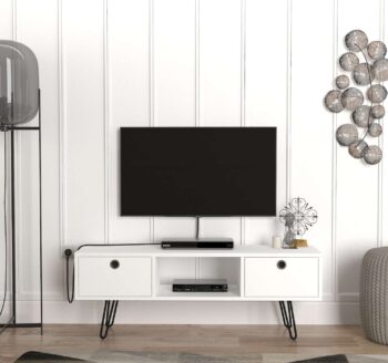 Predstavujeme MONDA, TV stolík, ktorý prináša elegantný a moderný dizajn do vašej obývačky. Tento úzky a štýlový nábytok v bielej farbe je navrhnutý tak, aby poskytoval praktické a estetické riešenie pre vaše multimediálne zariadenia a ďalšie potreby.Detailné špecifikácieTyp tovaru: TV stolíkMateriál: Kvalitné LTD a kov, s hrúbkou materiálu 18 mm, zaisťujúce odolnosť a dlhú životnosť.Rozmery: 120 x 43.1 x 29.5 cm, ideálny pre moderné a kompaktné obývacie priestory.Farba: Elegantná biela, ktorá pridáva sviežosť a čistotu vášmu interiéru.Vybavenie: Regálka a skrinky, poskytujúce dostatok úložného priestoru pre elektroniku, knihy alebo dekorácie.Vzhľad: Úzky dizajn, ktorý je ideálny pre menšie priestory alebo pre vytvorenie štýlového prvku vo vašej obývačke.Počet dverí, dvierok: Dve dverové, čo zaisťuje efektívne a estetické skryté úložné riešenie.Dodatočné informácie: Produkt je dodávaný v demontovanom stave, čo uľahčuje transport a montáž.TV stolík MONDA je skvelou voľbou pre tých, ktorí hľadajú moderný a funkčný nábytok s elegantným vzhľadom. Jeho biela farba a minimalistický dizajn prinášajú do vášho domova sviežosť a moderný štýl.