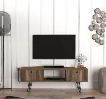 Predstavujeme MONDA, TV stolík, ktorý prináša do vašej obývačky eleganciu a moderný dizajn. Tento úzky a štýlový nábytok v orechovej farbe je navrhnutý tak, aby poskytoval praktické a estetické riešenie pre vaše multimediálne zariadenia a ďalšie potreby.Detailné špecifikácieTyp tovaru: TV stolíkMateriál: Kvalitné LTD a kov, s hrúbkou materiálu 18 mm, zaisťujúce odolnosť a dlhú životnosť.Rozmery: 120 x 43.1 x 29.5 cm, ideálny pre moderné a kompaktné obývacie priestory.Farba: Elegantný orech, ktorý pridáva teplý a prirodzený nádych vášmu interiéru.Vybavenie: Regálka a skrinka, poskytujúca dostatok úložného priestoru pre elektroniku, knihy alebo dekorácie.Vzhľad: Úzky dizajn, ktorý je ideálny pre menšie priestory alebo pre vytvorenie štýlového prvku vo vašej obývačke.Počet dverí, dvierok: Dvoch dverové, čo zaisťuje efektívne a estetické skryté úložné riešenie.Dodatočné informácie: Produkt je dodávaný v demontovanom stave, čo uľahčuje transport a montáž.TV stolík MONDA je skvelou voľbou pre tých, ktorí hľadajú moderný a funkčný nábytok s elegantným vzhľadom. Jeho orechová farba a minimalistický dizajn prinášajú do vášho domova teplo a moderný štýl.