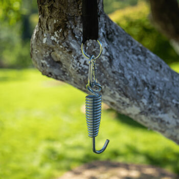 Sada na uchytenie závesného kresla Mons v striebornom prevedení je ideálnym riešením pre tých, ktorí hľadajú spoľahlivé a esteticky príjemné riešenie pre zavesenie svojho obľúbeného kresla. Táto sada je navrhnutá tak, aby poskytovala maximálnu stabilitu a bezpečnosť pri používaní závesných…