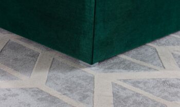 MOREN je vkusná, elegantná, dokonale mäkká a pohodlná boxspring kontinentálna posteľ v modernom klasickom štýle, ktorá je dostupná v troch rozmeroch: 140/160/180 x 200 cm.Výnimočný komfort umocňuje 53 cm vysoký sedák a výplň lôžka. Bonnell matrac a pena T25 poskytujú užívateľovi nábytku najvyšší komfort a dokonale stabilizujú polohu tela počas odpočinku. Toto riešenie zaručuje pohodlný odpočinok pre každého, pretože zdravý spánok je dobrý spánok! Okrem značného komfortu stojí za pozornosť aj povrchová úprava jednotlivých prvkov modelu. Vysoké čelo postele, šité v tvare nepravidelných obdĺžnikov, je mäkkou, pohodlnou a neoceniteľnou oporou a zaujímavou dekoráciou do spálne.Vďaka dvom priestranným kontajnerom na lôžkoviny je náš boxspring nielen funkčným zariadením domácnosti, ale aj vlastnou oázou pokoja, vďaka čomu je používanie takejto postele skutočným pôžitkom. Oplatí sa mať  posteľ ako Meron ,spokojnosť zaručená.Rozmery:ŠxHxV: 140/160/180 x 215 x 115 cmvýška sedu: 53 cmplocha na spanie: 140/160/180 x 200 cmhmotnosť: 189 kgmatrac: pena T25 + bonnelvýška nožičiek: 2 cmUpozornenie: Váš monitor nemusí zobrazovať farby také, ako sú v skutočnosti.   