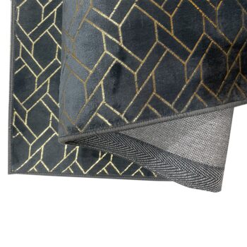 Predstavujeme vám koberec Moronis Typ 2 s rozmermi 100x140 cm v elegantnej tmavosivej farbe, ktorý je ideálnym doplnkom pre váš interiér. Tento moderný koberec od značky KONDELA sa vyznačuje jednoduchou montážou a kvalitným spracovaním z polyesteru, čo zaručuje jeho dlhú…