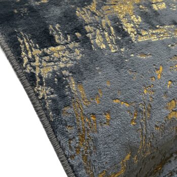 Koberec Moronis Typ 3 v rozmere 100x140 cm je ideálnym doplnkom pre váš interiér, ktorý prinesie moderný vzhľad a eleganciu do každej miestnosti. Tento tmavosivý koberec od značky KONDELA je vyrobený z kvalitného polyesteru, čo zaručuje jeho dlhú životnosť a jednoduchú údržbu.…