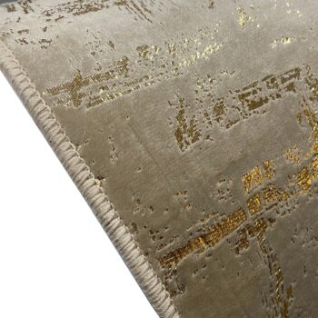 Koberec Moronis Typ 3 s rozmermi 140x200 cm v elegantnej béžovej farbe je ideálnym doplnkom pre váš interiér. Tento moderný koberec od značky KONDELA prináša do vašej domácnosti nádych sofistikovanosti a štýlu. Jeho svetlá farebná paleta sa ľahko kombinuje s rôznymi dizajnovými…
