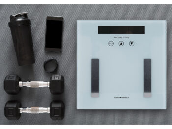 Digitálna osobná váha Mostra v elegantnej bielej farbe je ideálnym doplnkom pre každú modernú domácnosť. Táto váha, vyrobená z kvalitného temperovaného skla a ABS materiálu, ponúka nielen presné meranie hmotnosti, ale aj štýlový vzhľad, ktorý sa hodí do akéhokoľvek interiéru.