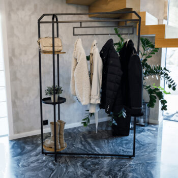 Šatníkový organizér Mungo v elegantnej kombinácii čiernej a dubu je ideálnym riešením pre moderné interiéry, ktoré potrebujú praktické a štýlové úložné priestory. Tento policovo-šatníkový typ skrine ponúka dostatok miesta na usporiadanie vášho oblečenia a doplnkov, pričom jeho rovný tvar sa…