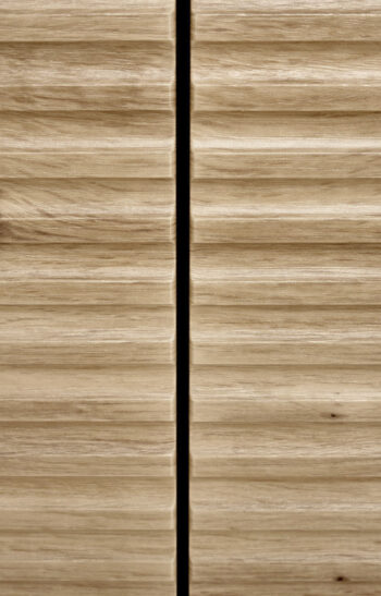 Dvojdverová komoda so zásuvkami Murano KM-1 v čiernej / dub artisan farbe je elegantným a praktickým doplnkom do vášho interiéru. Tento nábytok je vyrobený z kvalitného aglomerovaného materiálu - dyhovanej MDF, ktorý je známy svojou odolnosťou a dlhou životnosťou. Komoda má rozmery 160 cm na…
