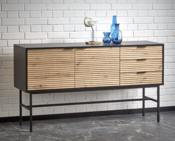 Dvojdverová komoda so zásuvkami Murano KM-1 v čiernej / dub artisan farbe je elegantným a praktickým doplnkom do vášho interiéru. Tento nábytok je vyrobený z kvalitného aglomerovaného materiálu - dyhovanej MDF, ktorý je známy svojou odolnosťou a dlhou životnosťou. Komoda má rozmery 160 cm na…