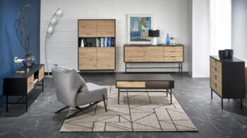 Dvojdverová komoda so zásuvkami Murano KM-1 v čiernej / dub artisan farbe je elegantným a praktickým doplnkom do vášho interiéru. Tento nábytok je vyrobený z kvalitného aglomerovaného materiálu - dyhovanej MDF, ktorý je známy svojou odolnosťou a dlhou životnosťou. Komoda má rozmery 160 cm na…