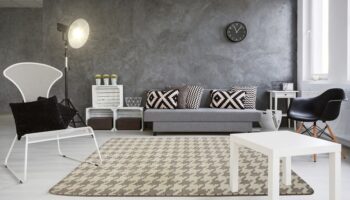 Škandinávsky dizajn, z ktorého už samotného názvu vyplýva, že je inšpirovaný trendmi, vzormi a materiálmi charakteristickými pre Škandináviu, si získava svoju priazeň aj v našich zemepisných šírkach. Štýl, ktorý odráža typickú klímu a prírodu severnej časti Európy, vytvorí aj napriek prevahe studených tónov vzácny pocit tepla a domácej pohody. Moderné koberce v škandinávskom dizajne vo veľkej miere pokrývajú geometrické motívy, pepito a cik - cak vzory. Škandinávske koberce do izby majú hlavne tlmené a neutrálne farby ako biela, hnedá, šedá alebo čierna, ale svoje miesto tu majú aj jemné pastelové farby v odtieňoch zelenej, staro ružovej prípadne modrej.
