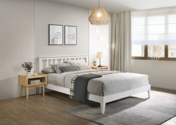 Štýlová manželská posteľ CHLOE kombinuje moderný vzhľad, jednoduché použitie, pevnosť materiálov a výhodnú cenu. Tento klasický rám postele s jednoduchým, ale nadčasovým dizajnom vytvorí praktický a dekoratívny doplnok vo vašej spálni. Súčasťou postele je aj kvalitný latkový rošt.Roštové latky poskytujú dobré rozloženie hmotnosti a zaisťujú, že matrac zostane na svojom mieste pri každom otočení vášho tela počas spánku.Matrac nie je súčasťou balenia. V našom obchode nájdete vhodné matrace. Tento rám postele je vhodný pre matrac s rozmermi 180 x 200 cm.Vlastnosti: Čisto biely lakovaný povrchPosteľ je vyrobená z masívneho dreva najvyššej kvalityEkologické kaučukové drevo z udržateľného zdrojaPoužitá vysokokvalitná, netoxická, bezpečná farbaRozmery:H 211 / Š 190 / V 102 cmDodávame v demonte. 