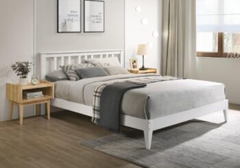 Štýlová manželská posteľ CHLOE kombinuje moderný vzhľad, jednoduché použitie, pevnosť materiálov a výhodnú cenu. Tento klasický rám postele s jednoduchým, ale nadčasovým dizajnom vytvorí praktický a dekoratívny doplnok vo vašej spálni. Súčasťou postele je aj kvalitný latkový rošt.Roštové latky poskytujú dobré rozloženie hmotnosti a zaisťujú, že matrac zostane na svojom mieste pri každom otočení vášho tela počas spánku.Matrac nie je súčasťou balenia. V našom obchode nájdete vhodné matrace. Tento rám postele je vhodný pre matrac s rozmermi 180 x 200 cm.Vlastnosti: Čisto biely lakovaný povrchPosteľ je vyrobená z masívneho dreva najvyššej kvalityEkologické kaučukové drevo z udržateľného zdrojaPoužitá vysokokvalitná, netoxická, bezpečná farbaRozmery:H 211 / Š 190 / V 102 cmDodávame v demonte. 