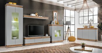 MERLIN TV skrinka pozostáva z troch veľkých zásuviek a širokej plochy.Je vyrobená z vysoko kvalitnej laminovanej dosky v sofistikovanej šedej v kombinácii s dubom Artisan. Jeho jedinečná farebná kombinácia mu umožňuje zapadnúť do moderného, ​​mestského, vintage a súčasného prostredia. Skrinka vyniká umeleckým dizajnom, bezúchytkovou štruktúrou a minimalizmom.Korpus je vyrobený z 16 mm kvalitnej laminovanej doskyMaximálny hmotnostný limit na TV skrinke - 40 kg.Rormery š/v/h:(150/41/40)cmTV skrinku môžete skombinovať s ostatnými prvkami sektoru MERLIN a vytvoriť súdržny priestor obývacej izby.Dodávame v demonte pričom montáž je veľmi jednoduchá. 