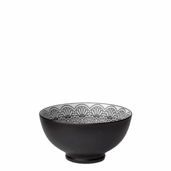 Miska z kolekcie Basic Levante s priemerom 15,2 cm je spojením originálneho orientálneho dizajnu s funkčnosťou. Matné prevedenie vytvára príjemný kontrast s detailne zdobeným vnútrom, ktoré obohatí každé stolovanie. Miska je ako stvorená na servírovanie väčších porcií jedál, šalátov a iných pochúťok.