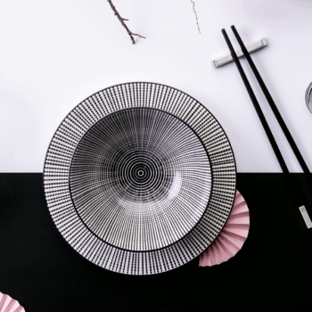 Porcelánová miska z kolekcie Elements Asia Fire dodá vášmu stolovaniu atmosféru ďalekého východu. Jej dizajn zdobia maľované vzory vytvorené čiernym ornamentom. Servírujte v nej čínsku ostrokyslú polievku či japonský ramen a dosiahnete maximálny ázijský zážitok.