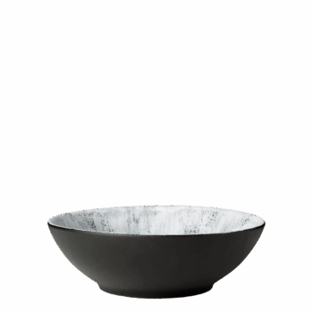 Miska z línie Gaya Atelier Space Komet vás zaujme na prvý pohľad svojím surovým, no zároveň sofistikovaným dizajnom. Jej povrch je úplne matný, čo jej dodáva jedinečný charakter a zároveň príjemnú, prirodzenú textúru na dotyk. Tmavé odtiene s dynamickou textúrou pripomínajú povrch vesmírneho telesa, inšpirovaný tajomnou krásou komét putujúcich nekonečným priestorom. Každý kus je originál, preto sa farebným odtieňom či vzorom môže líšiť od produktu na fotografii.