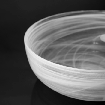 Sklenená miska z výnimočnej línie Elements Glass vyhlasuje vzburu nude. Vnútro má pokryté bielym dymom, ktorý v lesklom prevedení vytvára zaujímavý efekt. Nestratí sa v žiadnom interiéri ba práve naopak, zapasuje takmer všade.