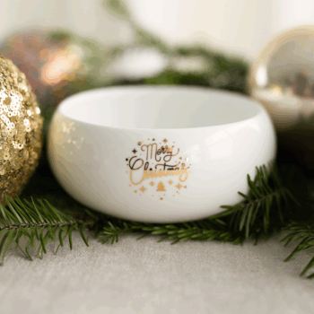 Premeňte drobné pokrmy na dokonalý zážitok s miskou z kolekcie Premium Platinum Line Merry Christmas. Táto štýlová miska, vyrobená z Bone China porcelánu, je zdobená ručne aplikovanými zlatými detailmi, ktoré prinesú sviatočný nádych na váš stôl. Perfektná na sladkosti, oriešky či omáčky počas sviatočných dní. Každá miska je starostlivo zdobená našimi dizajnérmi v keramickom Solateliéri. Jedinečnú vianočnú kolekciu sme vytvorili v limitovanom množstve. Preto neodkladajte svoju objednávku a pridajte si kúsok sviatočného luxusu do svojej domácnosti ešte dnes.