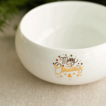 Premeňte drobné pokrmy na dokonalý zážitok s miskou z kolekcie Premium Platinum Line Merry Christmas. Táto štýlová miska, vyrobená z Bone China porcelánu, je zdobená ručne aplikovanými zlatými detailmi, ktoré prinesú sviatočný nádych na váš stôl. Perfektná na sladkosti, oriešky či omáčky počas sviatočných dní. Každá miska je starostlivo zdobená našimi dizajnérmi v keramickom Solateliéri. Jedinečnú vianočnú kolekciu sme vytvorili v limitovanom množstve. Preto neodkladajte svoju objednávku a pridajte si kúsok sviatočného luxusu do svojej domácnosti ešte dnes.