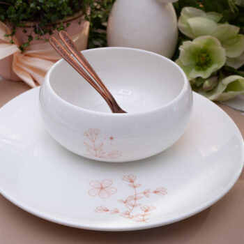Premeňte drobné pokrmy na dokonalý zážitok s miskou z kolekcie Premium Platinum Line Easter. Táto elegantná miska, vyrobená z Bone China porcelánu, je zdobená jemnými jarnými motívmi, ktoré vnesú do vášho stolovania sviežosť a sviatočný nádych. Perfektná na sladkosti, oriešky či omáčky počas veľkonočných dní. Každá miska je starostlivo zdobená našimi dizajnérmi v keramickom Solateliéri. Táto limitovaná edícia je dostupná iba na krátky čas, preto neodkladajte svoju objednávku a pridajte si do domácnosti dotyk jarnej elegancie ešte dnes.