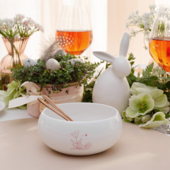 Premeňte drobné pokrmy na dokonalý zážitok s miskou z kolekcie Premium Platinum Line Easter. Táto elegantná miska, vyrobená z Bone China porcelánu, je zdobená jemnými jarnými motívmi, ktoré vnesú do vášho stolovania sviežosť a sviatočný nádych. Perfektná na sladkosti, oriešky či omáčky počas veľkonočných dní. Každá miska je starostlivo zdobená našimi dizajnérmi v keramickom Solateliéri. Táto limitovaná edícia je dostupná iba na krátky čas, preto neodkladajte svoju objednávku a pridajte si do domácnosti dotyk jarnej elegancie ešte dnes.