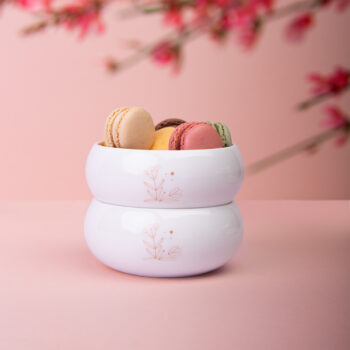 Premeňte drobné pokrmy na dokonalý zážitok s miskou z kolekcie Premium Platinum Line Easter. Táto elegantná miska, vyrobená z Bone China porcelánu, je zdobená jemnými jarnými motívmi, ktoré vnesú do vášho stolovania sviežosť a sviatočný nádych. Perfektná na sladkosti, oriešky či omáčky počas veľkonočných dní. Každá miska je starostlivo zdobená našimi dizajnérmi v keramickom Solateliéri. Táto limitovaná edícia je dostupná iba na krátky čas, preto neodkladajte svoju objednávku a pridajte si do domácnosti dotyk jarnej elegancie ešte dnes.