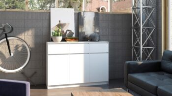Moderná komoda 3D3S má troje dvierka a tri zásuvky, ktoré Vám poskytnu dostatok úložného priestoru a hodí sa do každého interiéru. Za dvierkami sa ešte nachádzajú praktické police. Komoda má bezúchytové otváranie, takže Vám nebudú do priestoru zasahovať žiadne úchyty a zároveň to zdôrazňuje jej moderný dizajn. Vyrobená je z kvalitnej laminovej dosky, ktorá je nenáročná na údržbu a hrany sú chránené ABS páskou.Rozmery (ŠxVxH) : 120 x 97 x 40 cmFarebné prevedenie : bielaDodávame v demonte.