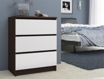 SILVIA60: Moderná komoda v kontrastnej kombinácii wenge a bielej SILVIA60 predstavuje dokonalú symbiózu elegancie a funkčnosti. Táto výnimočná komoda sa stane centrálnym bodom vašej spálne alebo obývačky, vďaka svojmu modernému a dizajnovému vzhľadu. Je vyrobená z kvalitného materiálu LTD , čo zaisťuje jej robustnosť a odolnosť. S rozmermi 77 x 60 x 40 cm ponúka dostatočne veľký úložný priestor bez toho, aby zbytočne zaujímala miesto vo vašom interiéri.  Farba: Refined kombinácia tmavého wenge< /strong> a čisté biele, ktorá dodá vášmu priestoru sofistikovaný vzhľad. Vybavenie: 3 priestranné zásuvky, ktoré vám poskytnú dostatok miesta pre vaše osobné veci a drobnosti. Štýl: Moderný a dizajnový vzhľad SILVIA60 okamžite upúta pozornosť a stane sa ozdobou vášho domova.  Dajte svojmu interiéru moderný dotyk s komodou SILVIA60. Táto skrinka v kombinácii wenge a bielej je nielen štýlovým doplnkom, ale aj praktickým riešením pre každodenný život.