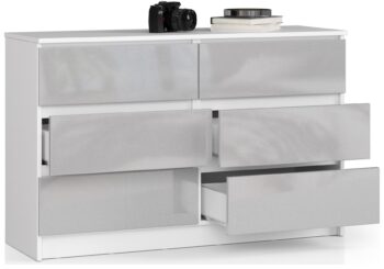 SOPHIE120: Komoda s iskrivým metalickým leskom Objekt elegancie a sofistikovanosti - to je SOPHIE120. Táto moderná komoda prináša do vášho domova nielen funkčnosť, ale aj luxusný vzhľad vďaka svojej bielej farbe zdôraznenej metalickým leskom.  Typ tovaru: Komoda, skrinka < li>Materiál: Odolný MDF Rozmer: 77 x 120 x 40 cm Farba: Biela s metalickým leskom Vybavenie: 6 priestranných zásuviek a viac úložných priestorov Štýl: Moderný a dizajnový Dekor: Výrazný lesklý povrch s metalickými odleskami  Skvelá pre každú spálňu alebo obývaciu izbu, komoda SOPHIE120 zaujme na prvej pohľad. Jej jedinečný dizajn kombinuje minimalistický štýl s metalickým leskom, čím vytvára komodu, ktorá je nielen funkčná, ale aj vizuálne impozantná. Nechajte svoj interiér žiariť novou energiou a moderným štýlom s SOPHIE120! Elegantná, praktická a nápaditá - komoda, ktorá úplne transformuje vzhľad vášho domova.