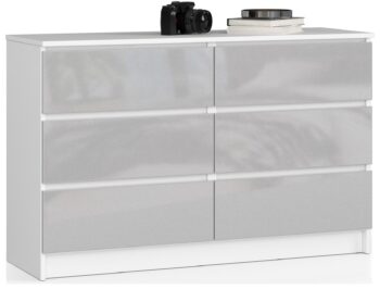 SOPHIE120: Komoda s iskrivým metalickým leskom Objekt elegancie a sofistikovanosti - to je SOPHIE120. Táto moderná komoda prináša do vášho domova nielen funkčnosť, ale aj luxusný vzhľad vďaka svojej bielej farbe zdôraznenej metalickým leskom.  Typ tovaru: Komoda, skrinka < li>Materiál: Odolný MDF Rozmer: 77 x 120 x 40 cm Farba: Biela s metalickým leskom Vybavenie: 6 priestranných zásuviek a viac úložných priestorov Štýl: Moderný a dizajnový Dekor: Výrazný lesklý povrch s metalickými odleskami  Skvelá pre každú spálňu alebo obývaciu izbu, komoda SOPHIE120 zaujme na prvej pohľad. Jej jedinečný dizajn kombinuje minimalistický štýl s metalickým leskom, čím vytvára komodu, ktorá je nielen funkčná, ale aj vizuálne impozantná. Nechajte svoj interiér žiariť novou energiou a moderným štýlom s SOPHIE120! Elegantná, praktická a nápaditá - komoda, ktorá úplne transformuje vzhľad vášho domova.