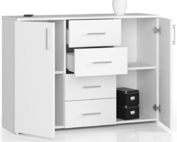 Komoda TRAVI110: Symbol moderného dizajnu TRAVI110 je moderná komoda, ktorá prináša čistý a dizajnový vzhľad do každého interiéru. S kombináciou bielej farby a minimalistického štýlu je ideálnym doplnkom pre tých, ktorí hľadajú funkčnosť spojenú s elegantnou estetikou.  Typ tovaru: Komoda, skrinka - skvelý doplnok pre každý moderný domov Miestnosť: Vynikne v spálni i obývacej izbe, kde podčiarkne modernú atmosféru Materiál: LTD - záruka dlhej životnosti a kvality Rozmer: 80 x 110 x 35 cm - ideálne rozmery pre každý priestor Farba: Čistá biela - symbol nekonečné elegancia Vybavenie: 4 priestranné zásuvky na uskladnenie vašich vecí Štýl: Moderný, dizajnový - dodá vášmu bytu charakter a štýl  Dvierka: 2 dverové - esteticky a funkčne integrované Počet políc: 4 - pre praktické a systematické uskladnenie >  Nechajte sa očariť dokonalosťou a jednoduchosťou komody TRAVI110, ktorá sa stane nenahraditeľnou súčasťou vášho domova. Jej dizajn a kvalita hovorí za všetko.