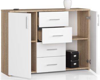 Dizajnová komoda TRAVI110: Spojenie dubu Sonoma s moderným štýlom Typ tovaru: Komoda a skrinka TRAVI110 predstavuje perfektné spojenie funkčnosti a dizajnu, ideálne pre každý moderne zariadený interiér. Materiál: Vyrobené z kvalitného a odolného materiálu LTD, čo zaručuje dlhú životnosť produktu. Farba a dekor:< /strong> Prírodný vzhľad dubu Sonoma v kombinácii s čisto bielou dodá vášmu priestoru teplý a zároveň moderný nádych. Štýl a vybavenie:< /strong> V dizajnovom modernom štýle ponúka TRAVI110 štyri praktické zásuvky a dve dverové časti na uskladnenie väčších predmetov. Rozmery: Vďaka rozmerom 80 x 110 x 35 cm a celkovým 4 políciam, poskytuje táto komoda veľa úložného priestoru bez zbytočného zaberania miesta v miestnosti. Optimálne umiestnenie:  Spálňa: Skvelé na uloženie odevov, spodnej bielizne alebo osobných doplnkov. Obývacia izba: Ideálna na uloženie kníh, časopisov alebo elektroniky.