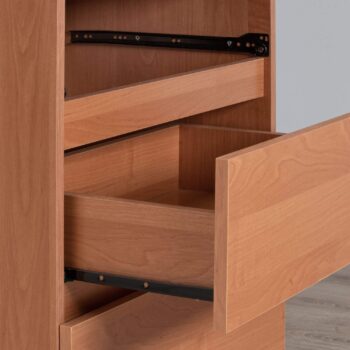 Komoda TRAVI110: Moderná estetika v teplom odtieni jelše Typ tovaru: Komoda, skrinka Vstúpte do sveta sofistikovanej elegancie s TRAVI110< /strong>. Táto moderná komoda vo farbe jelše dodá vášmu interiéru teplý a príjemný pocit, či už ju umiestnite do spálne alebo obývacej izby.  Materiál: LTD - záruka dlhej životnosti a trvanlivosti Rozmer: 80 x 110 x 35 cm - optimálne rozmery pre úložný priestor aj estetický vzhľad < li>Farba: jelša - teplá a vždy moderná Vybavenie: 4 zásuvky - pre jednoduché uskladnenie všetkého dôležitého Štýl: moderné, dizajnové - kombinuje praktickosť s vizuálnym kúzlom 2 dverové - pre lepší prístup a organizáciu vašich vecí Počet políc: 4 - vylepšuje organizáciu a umožňuje ľahké usporiadanie  Nechajte sa očariť kvalitou a štýlom komody TRAVI110 a obohaťte svoj domov o skvelý nábytkový kúsok.